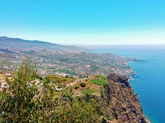 Panorama från brant kusten Cabo Girão mot Funchal