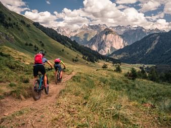 Zwei Mountainbiker im Val Bovarina.
