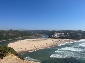 Strand und Fluss treffen aufs Meer