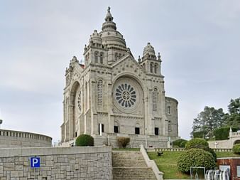 Santuario de Santa Luzia, eine weiße Steinbasilika mit byzantinischer Architektur mit großer Zentralkuppel, Zwillingstürmen und Rosette.