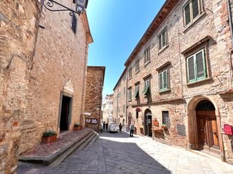 Altstadt Gasse mit Backstein Häuser in der Toskana und Kopfsteinpflaster