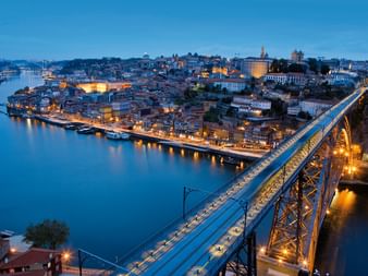 Blick auf Porto bei Nacht von oben