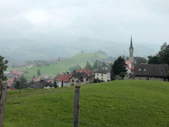Ein kleines Dorf am Hügel auf der Wanderung auf dem Alpenpanorama Weg von Eurotrek.