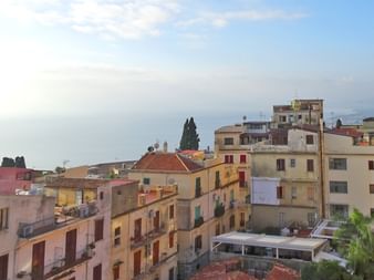 Panoramablick über die Dächer und auf das Meer Taorminas