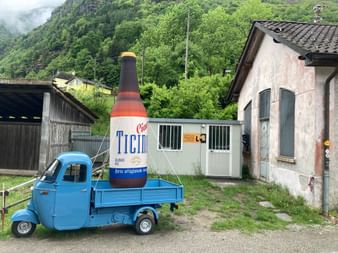 Blaues Auto mit Bier auf dem Weg nach Lugano