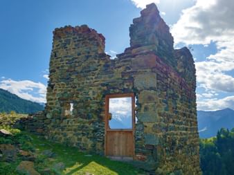 Ortlerblick durch die Ruine des Schloss Matsch