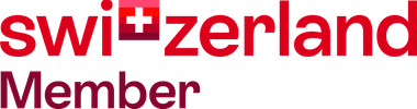 Rotes Switzerland Member Logo mit Schweizer Flaggen-Icon. Das Wort 'switzerland' erscheint in Rot mit weißem Schweizer Kreuz auf rotem Hintergrund.