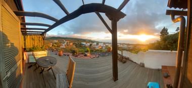 Von der Terrasse des Hotels in El Hierro sieht man auf das Meer und den Sonnenuntergang.