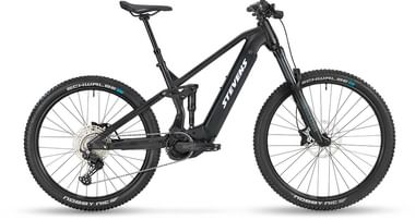 Schwarzes Stevens E-Inception 6 Fully E-Mountainbike mit Federgabel, Scheibenbremsen und Schwalbe-Reifen vor weißem Hintergrund.