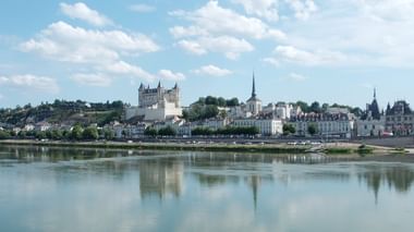 Stadt mit Schloss ganz in weiss am Fluss Loire