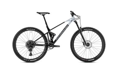 Mondraker Raze Fully-MTB mit hellblauem und schwarzem Rahmen, Federgabel, Scheibenbremsen und Stollenreifen auf weißem Hintergrund.