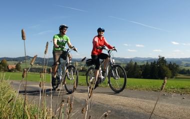 Radfahrerpaar auf Tour durch die Natur