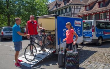 Eurotrek Gepäcktransport Fahrräder und Koffer werden verladen