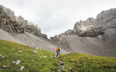 Abstieg zur Bonderalp von der Bunderchrinde. Via Alpina. Wanderferien mit Eurotrek.