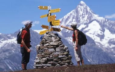 WANDERN, WANDERER Wenn Wanderer wandern brauchen sie auch hoch oben auf dem Berg einen Wegweiser.