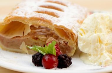Apfelstrudel mit Vanilleeis