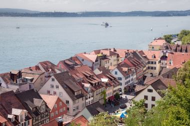 Partie du BRM : traversée en ferry et Meersburg comme étape. Vue aérienne de la ville historique de Meersburg avec des bâtiments allemands traditionnels et toits de tuiles rouges sur le lac de Constance.