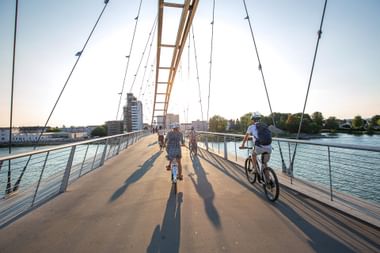 Des cyclistes passent sur un pont cycliste dans la ville de Bâle