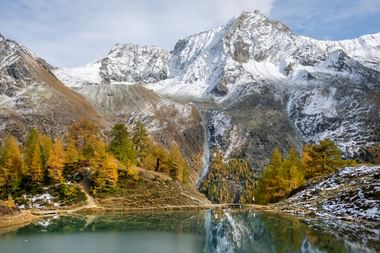 Lac de montagne glacé dans le Val d'Hérens. Eurotrek-Alpin, le guide de montagne. Vacances de randonnée avec Eurotrek.