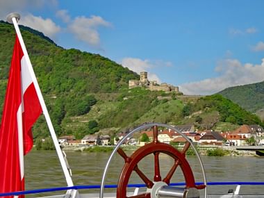 Schifffahrt auf der Donau mit Blick auf eine Ruine