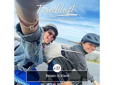 Podcast-Cover zeigt drei Personen im Freien in Irland. Text lautet 'Frischluft - Der Aktivreise-Podcast von Eurotrek' mit Folge #27 'Reisen in Irland'.