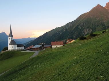 Tenna im Safiental mit seiner markanten Kirche.