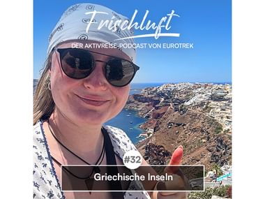 Frau mit Sonnenbrille und Bandana mit Blick auf Santorinis Caldera und weiße Gebäude. Text: 'Frischluft - Der Aktivreise-Podcast von Eurotrek'.