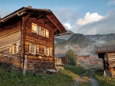 Alte Walserhäuser stehen in der kleinen, alten Alpsiedlung Medergen in der Nähe von Arosa im Kanton Graubünden.