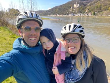 Porträt von Alexandras Familie auf einer Radtour.