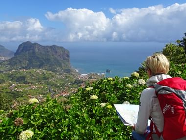 Wanderer auf Madeira Ausblick auf Porto de Cruz