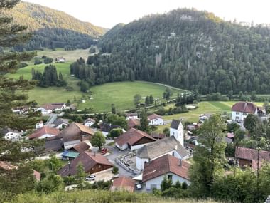 Blick vom Aussichtspunkt auf das Örtchen Soubey
