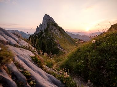 Image d'un groupe de randonneurs dans les montagnes au coucher du soleil