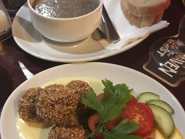 Gemüse mit Suppe und Brot liegt auf einem Teller in einem Pub auf dem Wanderweg West Highland Way in Schottland.