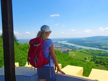 Wanderin auf der Donauwarte