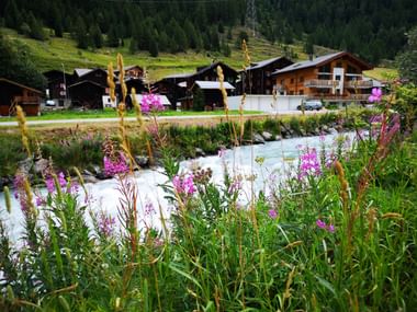 Die Gemeinde Oberwald an der ein schmaler Fluss vorbei fliesst.