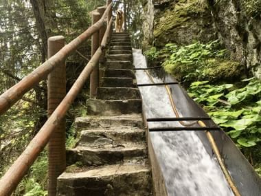 Blick entland einer Suone neben einer steilen Treppe