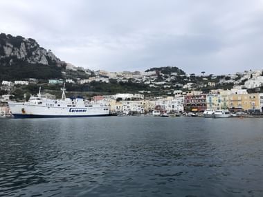 Mit der Fähre geht's in Richtung Insel Capri