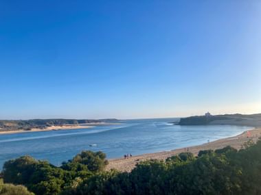 Küste bei Vila Nova de Milfontes mit Strand und Wasser