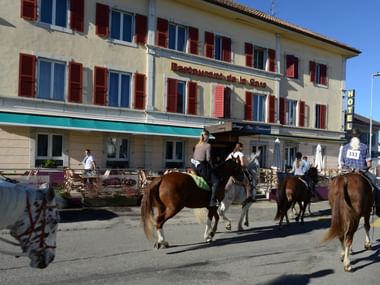 Reiter zu Pferd vor dem Hotel/Restaurant de la Gare in Saignelegier.