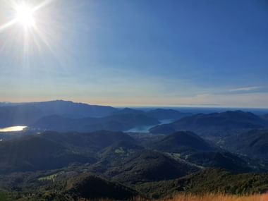 Aussicht auf Berge mit einem klaren Himmel und auf den Sentiero Lago di Lugano. Aktivferien mit Eurotrek