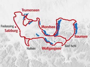 Radrouten-Karte mit den Seen Trumersee, Mondsee, Wolfgangsee und Traunsee sowie den Städten Salzburg, Freilassing, Hallein und Bad Ischl.