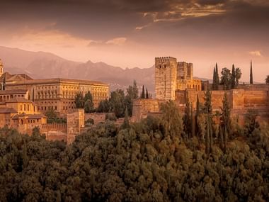 L'Alhambra se trouve sur une colline et veille sur la ville de Grenade en Espagne.
