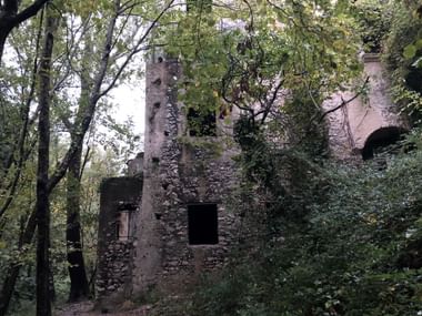 Ruinen entdeckt im Naturschutzgebiet Valle delle Ferriere