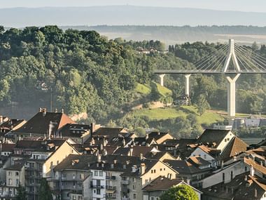 Fribourg mit ihrer bekannten Brücke im Hintergrund.