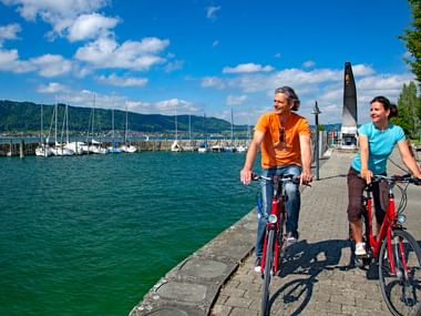 Radfahrer am Ufer des Bodensees