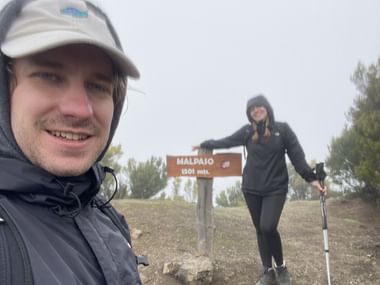 Riana und Andrin machen ein Selfie auf dem Gipfel des Berges auf El Hierro.