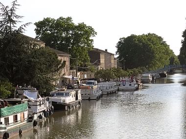 Canal mit Booten beidseitig am Ufer