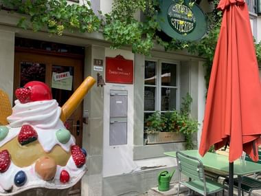 Eingang eines Eiscafés mit Dekoeis und Terrasse