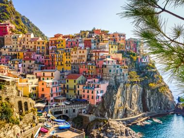Das Dorf Cinque Terre am Meer erstrahlt in seinen vielen Farben. Die Häuser sind sehr farbig.