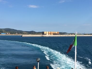 Bootstour mit Touristen und Ausblick in der Toscana